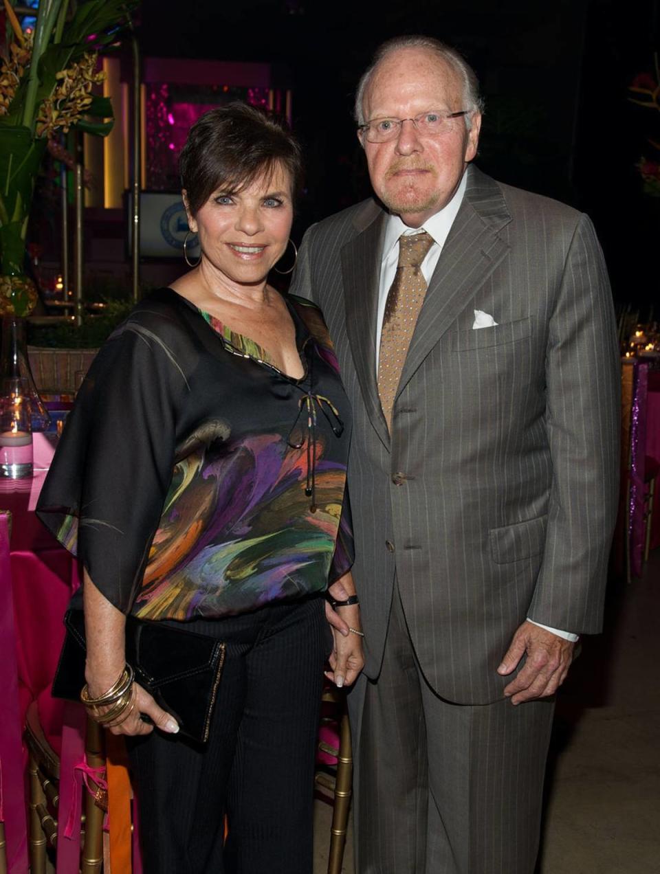 El Dr. José Noy junto a su esposa, Alicia Noy, en un evento social.