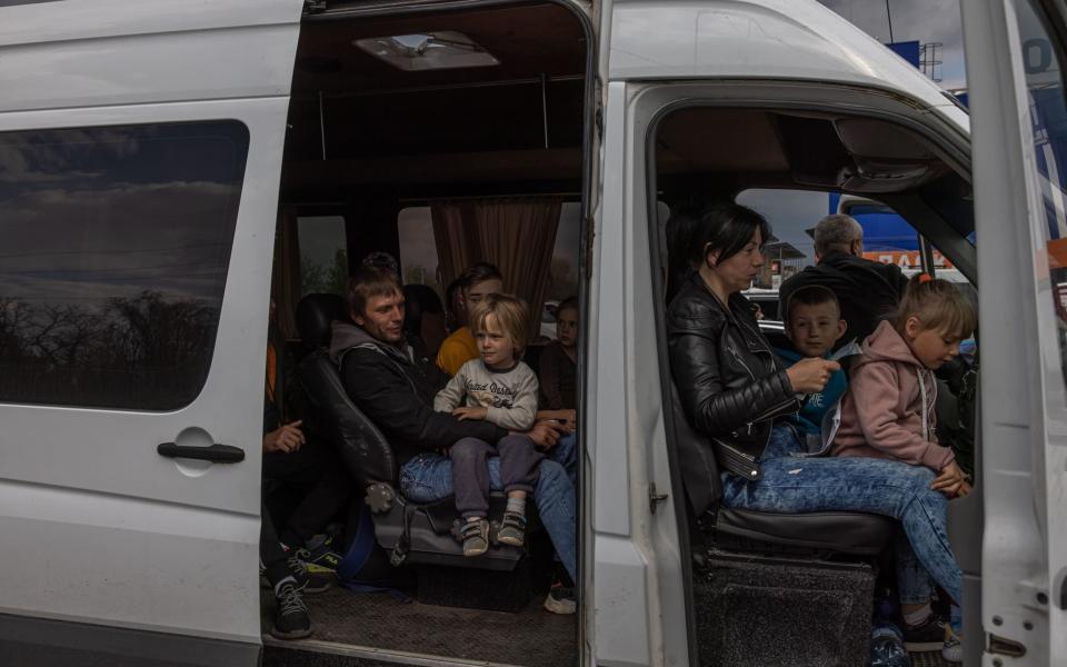 Des réfugiés attendent dans une camionnette après avoir atteint le point d'évacuation à Zaporizhzhia - Roman Pilipey/EPA-EFE/Shutterstock