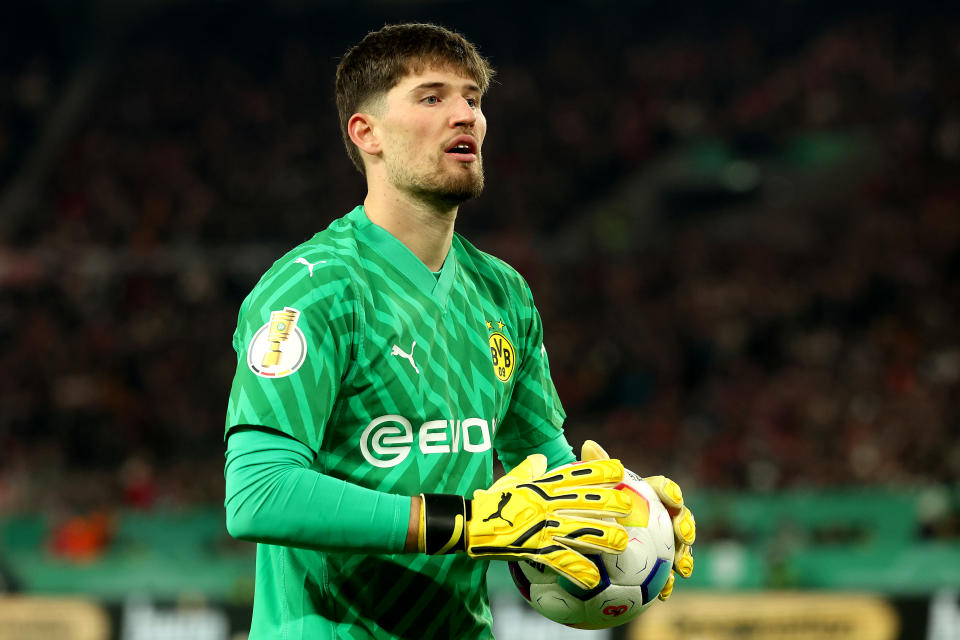 Gregor Kobel, arquero del Borussia Dortmund, ltuvo una demostración de fair play en el duelo ante el Stuttgart. (Photo by Alexander Hassenstein/Getty Images)