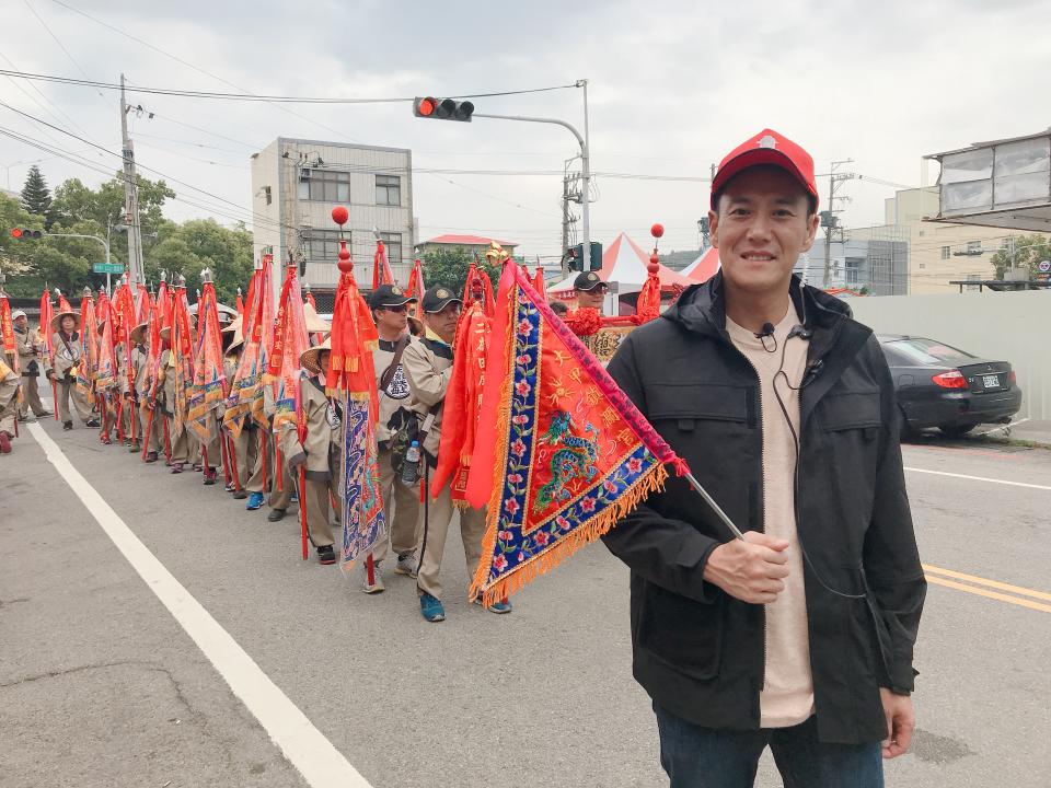 主持《絕對台灣》時，加賀美智久參與了一小段媽祖遶境，是很難得的經驗。（星浪娛樂提供）
