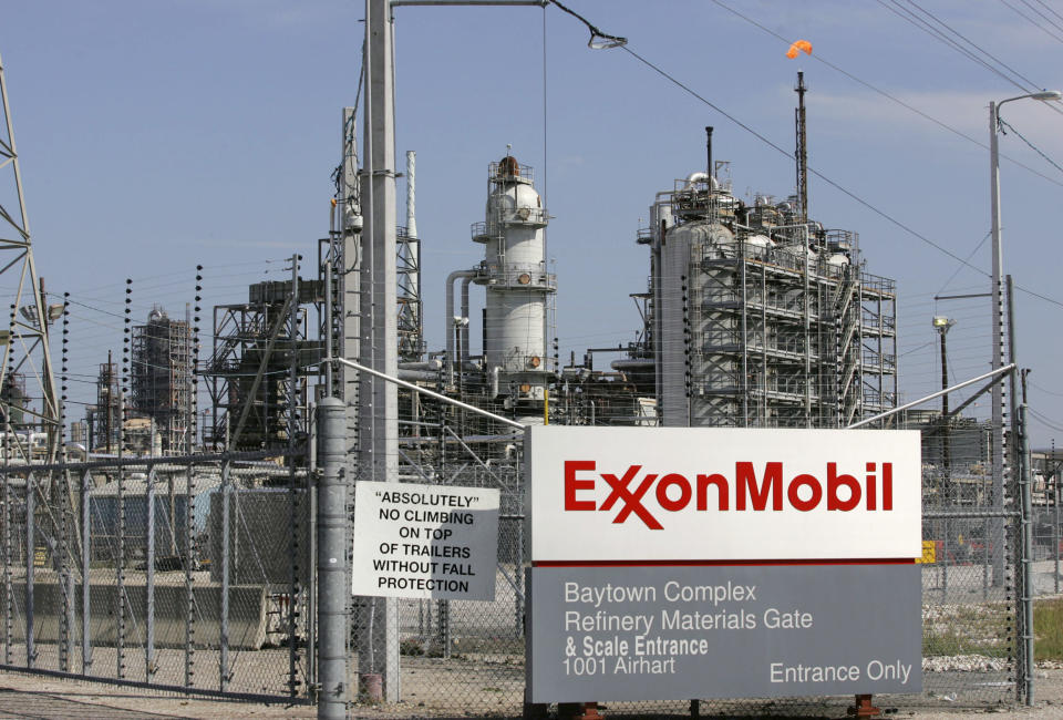 A view of the Exxon Mobil refinery in Baytown, Texas September 15, 2008. A big chunk of U.S. energy production shuttered by Hurricane Ike could recover quickly amid early indications the storm caused only minor to moderate damage to platforms and coastal refineries. REUTERS/Jessica Rinaldi (UNITED STATES)