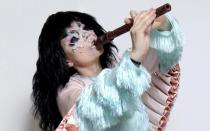 Für ihr 2017 erschienenes Album "Utopia" präsentierte sich die isländische Popdiva Björk als - ja, als was eigentlich? Das schräge Kostüm war auf jeden Fall nicht das einzige bizarre Outfit, mit dem die inzwischen 56-Jährige in den letzten Jahren Schlagzeiten gemacht hat. Auch für ihr gerade veröffentlichtes neues Werk "Fossora" hat sie wieder ein paar spektakuläre Looks kreiert ... (Bild: Santiago Felipe)