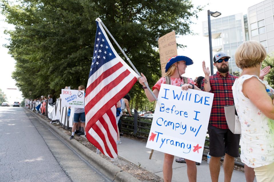 La gente protesta contra las órdenes de vacunación obligatoria del personal en el Hospital Duke en Durham, Carolina del Norte, el 30 de julio de 2021. (Cornell Watson/The New York Times)