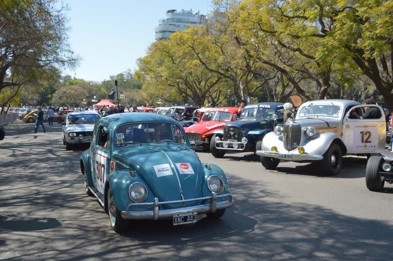 La zona de preparación para la largada, con todos los vehículos juntos, hizo que ese sector de Palermo se pareciera por un rato a un museo del automóvil, con los coches impecables antes de la odisea de seis días por las rutas.