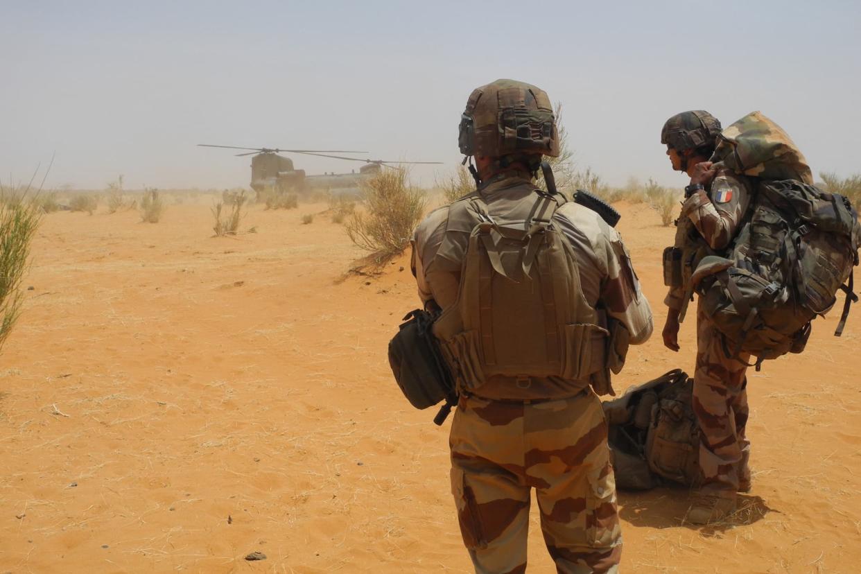 Deux soldats français à Gossi, au Mali, le 1er avril 2019 (photo d'illustration) - Daphné BENOIT / AFP