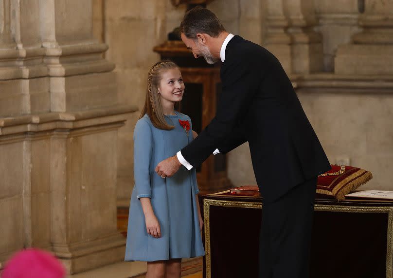 Le roi Felipe d'Espagne remet à sa fille l'insigne de l'Ordre de la Toison d'Or au palais royal de Madrid, le 30 janvier 2018