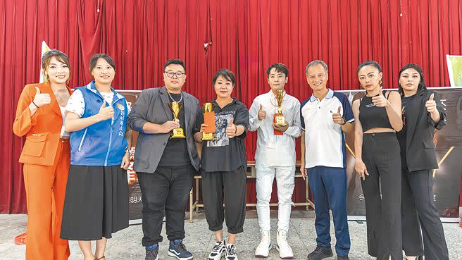 「好膽你就來、歌唱選拔爭鋒賽」新竹場，旺旺中時演唱會製作人梁俊華（右三至左）頒獎盃和獎金給第1名黃健榮、第2名徐非庸及第3名蕭定閎。（羅浚濱攝）