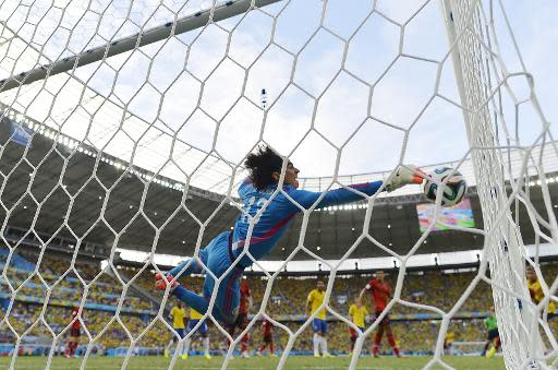 El portero de México Guillermo Ochoa desvía un remate de Brasil en el partido del 17 de junio de 2014 en Fortaleza por el Grupo A del Mundial de fútbol (AFP | Yuri Cortez)