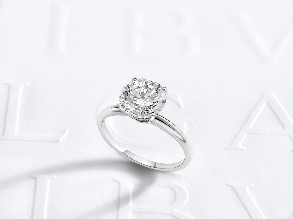 ▲BVLGARI ROMA AMOR系列鑽石婚戒。鉑金材質，中央鑲嵌1顆圓形明亮型切割鑽石，鑽石重量 0.30 克拉起。圖／寶格麗提供