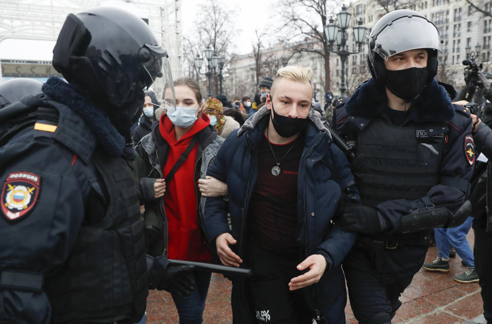 Police detain protesters during a protest against the jailing of opposition leader Alexei Navalny in Moscow, Russia, Saturday, Jan. 23, 2021. Russian police are arresting protesters demanding the release of top Russian opposition leader Alexei Navalny at demonstrations in the country's east and larger unsanctioned rallies are expected later Saturday in Moscow and other major cities.. (AP Photo/Pavel Golovkin)