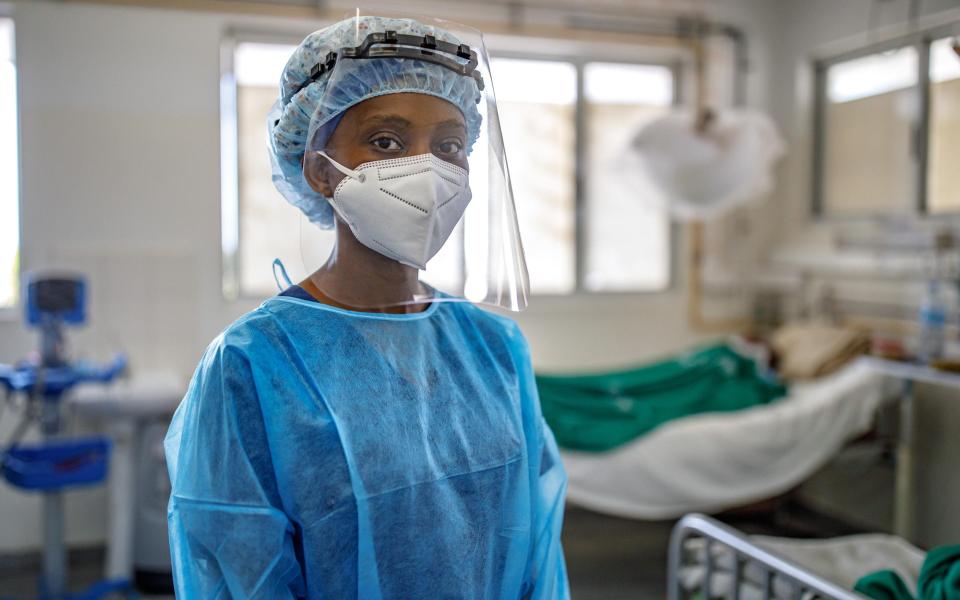 Olinda Mahumane, a doctor at Hospital Polana Caniço in Maputo, on a Covid-19 ward - Ed Ram 