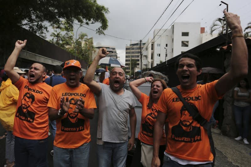 委內瑞拉反對黨「人民志願黨」領袖羅培茲的支持者在他家外面高興歡呼（AP）