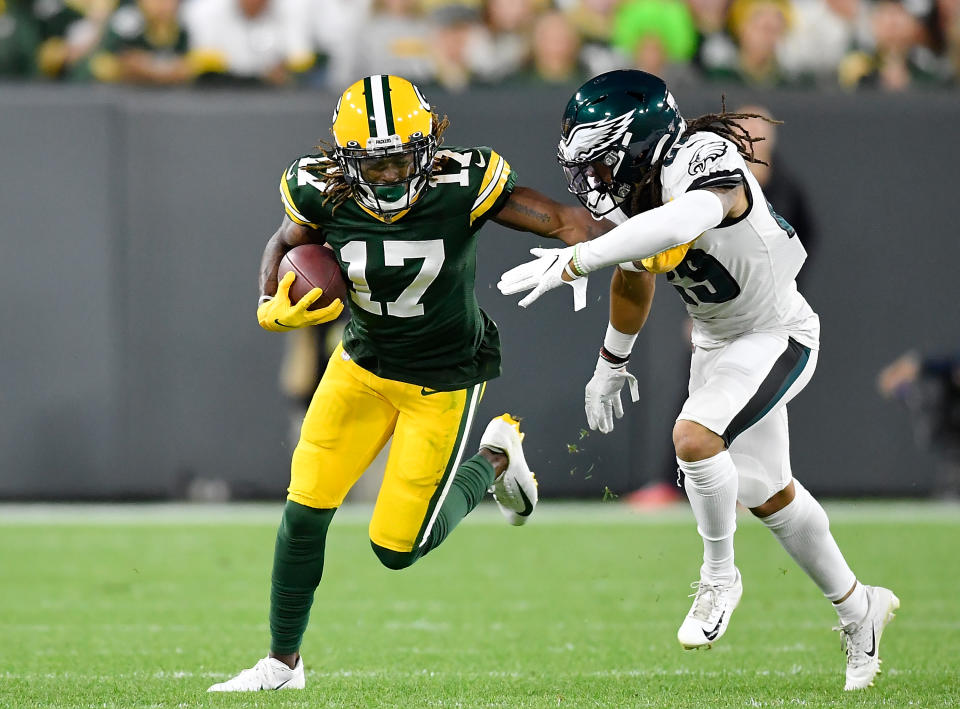 GREEN BAY, WISCONSIN - SEPTEMBER 26: Davante Adams #17 of the Green Bay Packers takes on Avonte Maddox #29 of the Philadelphia Eagles in the first quarter at Lambeau Field on September 26, 2019 in Green Bay, Wisconsin. (Photo by Quinn Harris/Getty Images)