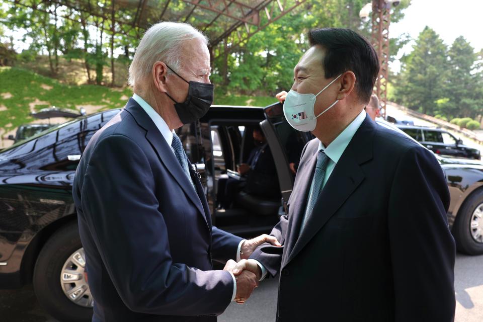 南韓總統尹錫悅出訪美國，因為失言鬧出「外交風波」，圖為美國總統拜登今年5月出訪南韓，和尹錫悅見面。（翻攝自尹錫悅官方推特）