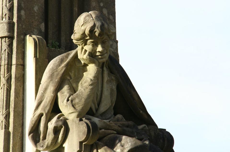 <span class="caption">Estatua de Rosalía de Castro en el Parque de la Alameda de Santiago de Compostela-</span> <span class="attribution"><a class="link " href="https://www.flickr.com/photos/elentir/24504948140/in/photolist-DkqgkS-9Tcaq8-kCxXun-2kEEFVp-2kEEFTL-CpXoLB-2kEJfVp-2kEJfFr-k78eaQ-nmEYEC-2ZYn9R-5xY1Vj-7NpYTJ-dzS4S7-313YnJ-d3H4Kw-nYZ46N-A1hJb-2n5gHWK-2n5dnTq-ce7kZs-krigVW-2n5dQHe-SyfKPq-Sdabau-7BiBy2-2its5q1-A1hJa-4PcTxo-nJwX5D-nJwWxM-SMY6Me-o1UBRG-2n58tq3-2n5dQAL-SMY7N2-aKy3Vp-2fzNf4B-xuoBsT-RvuScf-SJngGy-nmeVUY-xJz8Ab-2n58tcc-8jZJnk-xMwuB2-2fzNf58-2fzNf2x-2fzNf3p-2fv8JUL" rel="nofollow noopener" target="_blank" data-ylk="slk:Contando Estrelas / Flickr;elm:context_link;itc:0;sec:content-canvas">Contando Estrelas / Flickr</a>, <a class="link " href="http://creativecommons.org/licenses/by-sa/4.0/" rel="nofollow noopener" target="_blank" data-ylk="slk:CC BY-SA;elm:context_link;itc:0;sec:content-canvas">CC BY-SA</a></span>