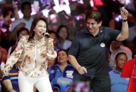 Senator Gregorio Honasan (R), one of the contenders in the May 2016 vice-presidential election, dances with actress and comedienne Ai-Ai de las Alas during the start of national elections campaigning in Mandaluyong city, Metro Manila February 9, 2016. REUTERS/Janis Alano