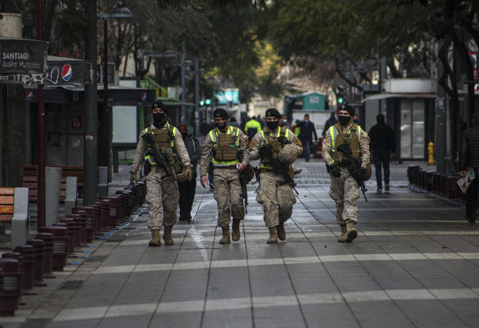 Soldados patrullan una calle peatonal para monitorear el movimiento de personas en medio del nuevo cierre por la pandemia de coronavirus en Santiago, Chile, el lunes 10 de agosto de 2020. (AP Foto/Esteban Felix)