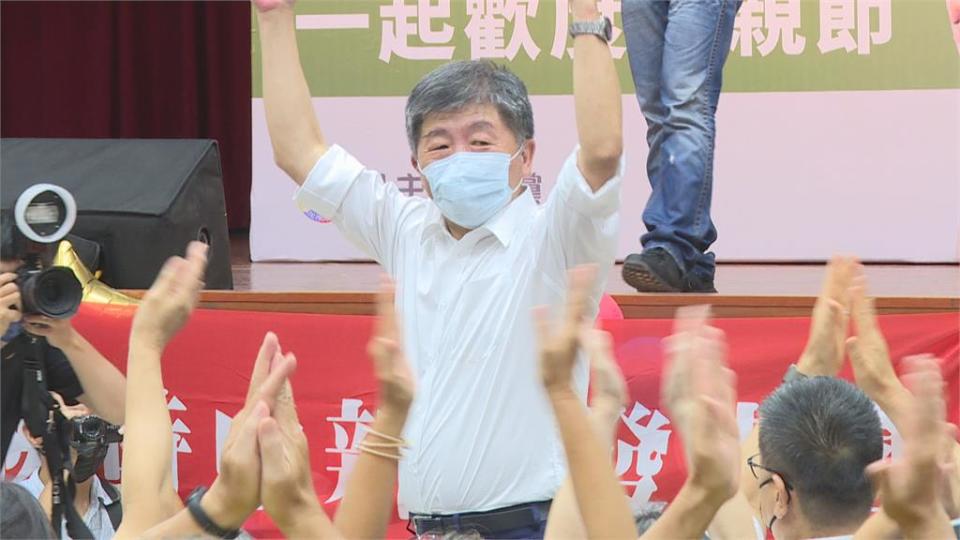 祝洪健益連任成功　3人台上合唱「哥哥爸爸真偉大」