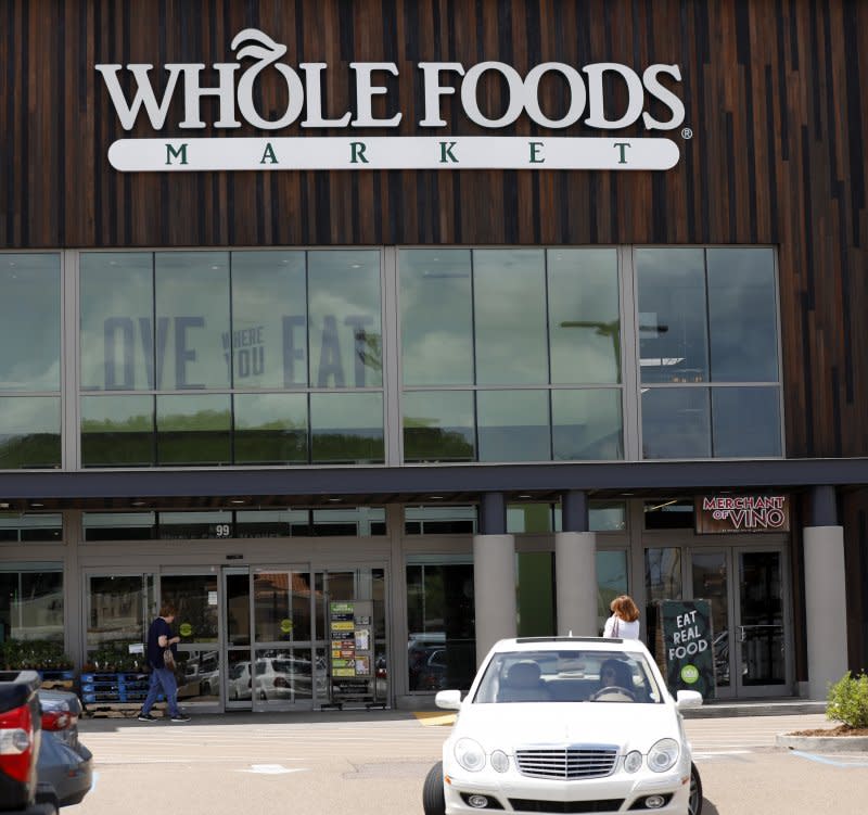 亞馬遜宣布以137億美元併購全食生鮮超市(Whole Foods)。(美聯社)