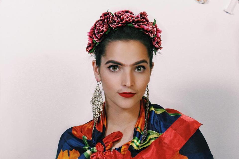 <p>Um als Künstlerin Frida Kahlo zu gehen, braucht es nicht viel: Eine Seidenbluse, ein bodenlanger Rock und einen feinen Kajalstift, mit dem man sich eine Monobraue zaubert. Voilà! (Bild: Instagram.com/fashaddicti)</p>