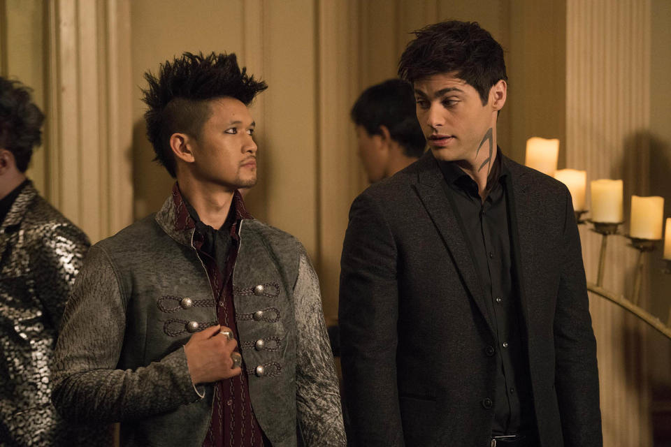 <p>Harry Shum Jr. et Matthew Daddario dans Shadowhunters. © Freeform/Ian Watson </p>