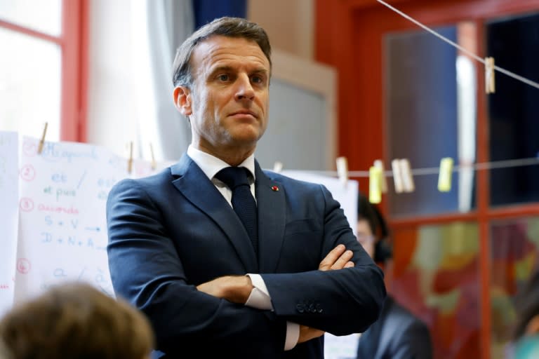 Le président Emmanuel Macron lors d'un déplacement dans une école à Paris le 5 avril 2024 (Ludovic MARIN)