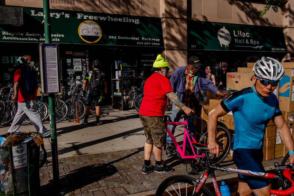 Ciclistas se congregan en la tienda de bicicletas Larry's Freewheeling, en Nueva York, la tarde del viernes 15 de mayo de 2020. (Hilary Swift/The New York Times)