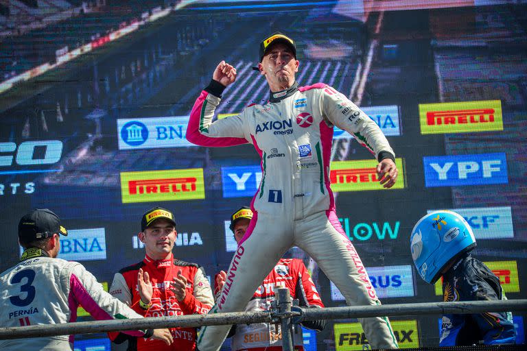 Festeja Leonel Pernía, el tricampeón del TC2000 y el piloto que firmó su cuarta victoria en los 200 Kilómetros de Buenos Aires