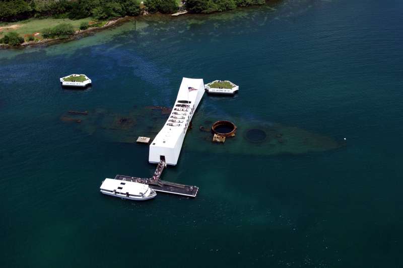 位於珍珠港的「亞利桑納號紀念館」（USS Arizona Memorial）（Wikipedia / Public Domain）