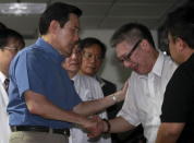 Taiwan president Ma Ying-jeou (L) meets with family members of victims injured in a fire at the Formosa Fun Coast water park at Taipei Veterans General Hospital in Taipei, Taiwan, June 28, 2015. REUTERS/Pichi Chuang