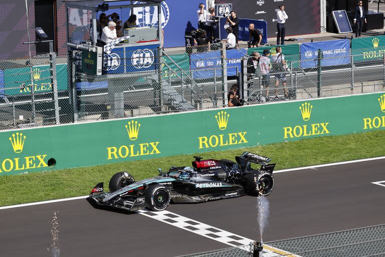 George Russell aguantó todo, Lewis Hamilton quería la victoria y Mercedes se quedó con el 1-2 en Bélgica