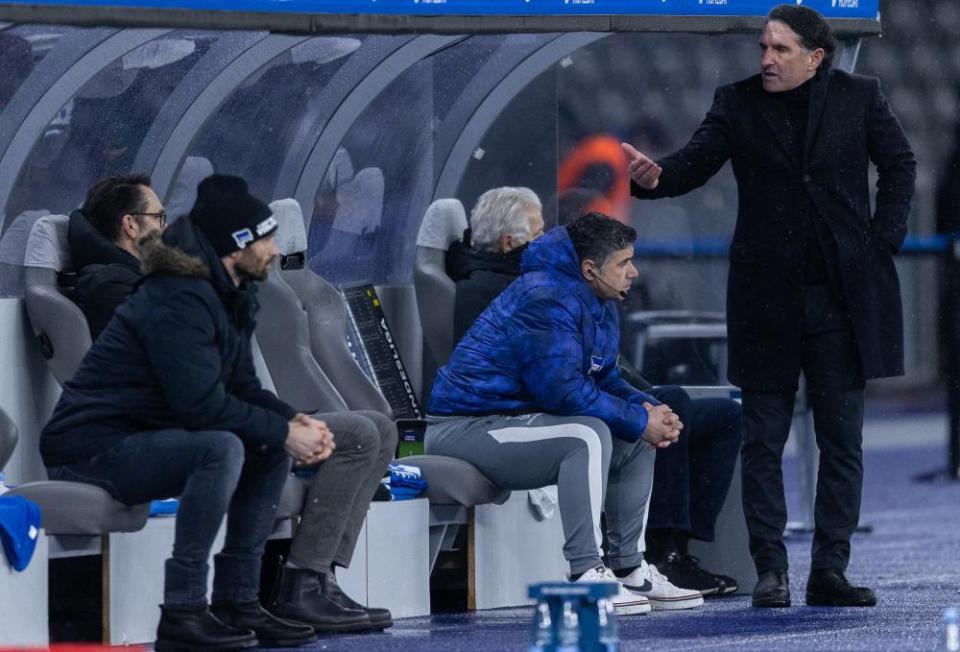 Head coach Bruno Labbadia gestures towards general manager Michael Preetz and sporting director Arne Friedrich on the Hertha bench