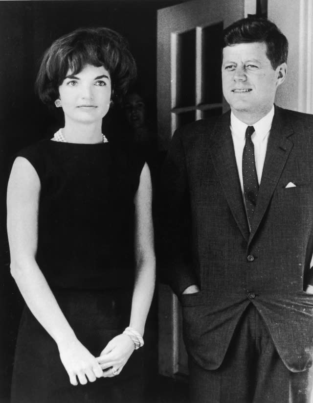 American First Lady Jacqueline Kennedy (1929 - 1994) stands with her husband, President John F. Kennedy (1917 - 1963), in the door of the White House, Washington, D.C., circa 1961. (Photo by Hulton Archive/Getty Images)