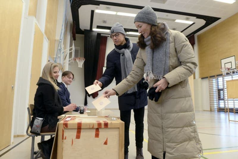 National Coalition Party (NCP) presidential candidate Alexander Stubb and his wife Suzanne Innes-Stubb cast their vote during the second round of the Finnish presidential election. Mikko Stig/STT-Lehtikuva/dpa