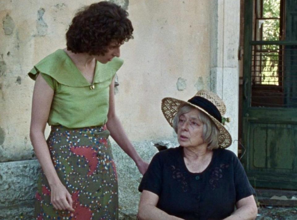 伊莎貝拉羅塞里尼在片中飾演個性刁鑽古怪的「佛蘿拉太太」。（圖／海鵬提供）