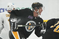 Pittsburgh Penguins' Sidney Crosby (87) does drills during an NHL hockey practice, Thursday, Sept. 22, 2022, in Cranberry Township, Butler County, Pa. (AP Photo/Keith Srakocic)