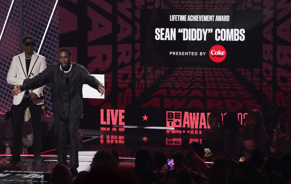 Sean "Diddy" Combs recibe el premio a la trayectoria durante la ceremonia de los Premios BET, el domingo 26 de junio de 2022 en el Teatro Microsoft en Los Ángeles. (Foto AP/Chris Pizzello)