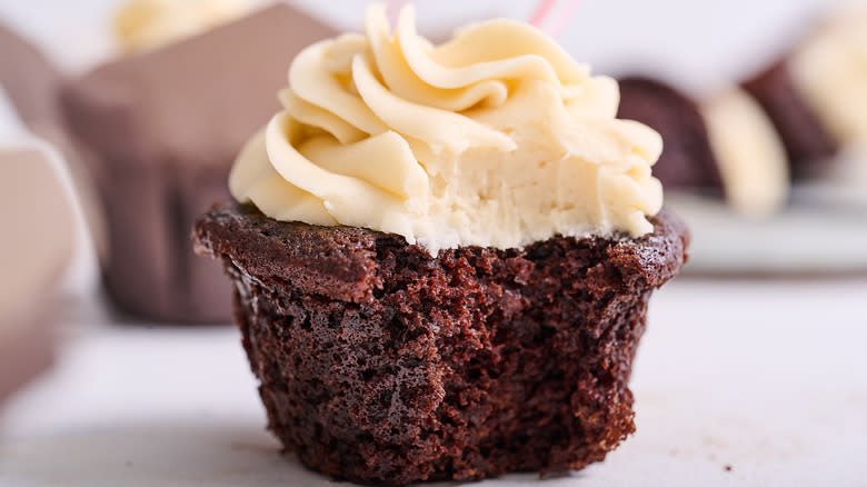 inside of root beer float cupcake