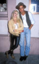 <p>1989 lernte Brad Pitt die Sängerin Elizabeth (alias E.G.) Daily kennen und lieben. Anscheinend war die Liebe auch groß genug, sich auf ihren Cowboy-Style einzustellen. Sie in Fransenjacke und Lederhose, er in Jeans, Gilet und Hut – beide mit Lederboots: Die beiden sahen aus, als wären sie geradewegs von einem Country-Festival gekommen. (Bild: Barry King/WireImage/Getty Images) </p>