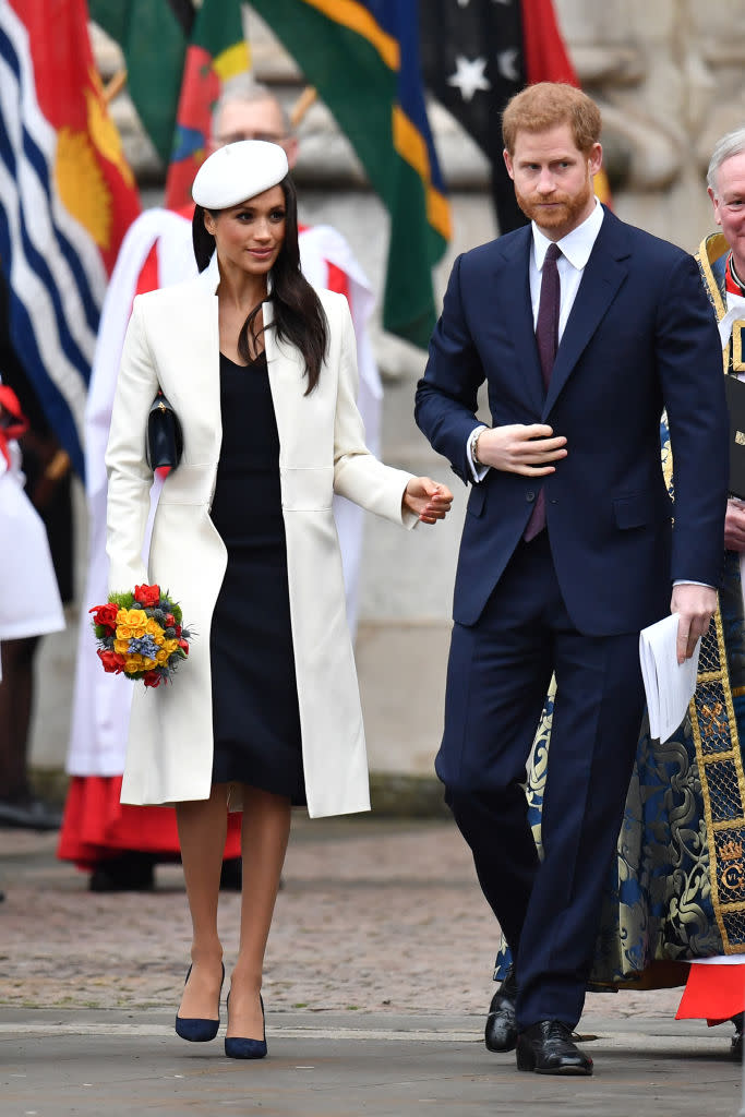 <p>Bei ihrer ersten royalen Verpflichtung an der Seite der Queen trug Meghan ihren bisher königlichsten Look. Die 36-Jährige entschied sich für einen cremefarbenen Amanda Wakeley-Mantel und einen gleichfarbigen Hut von Hutmacher Stephen Jones sowie eine Mulberry-Clutch.<em> [</em><em>Bild</em><em>: Getty]</em> </p>