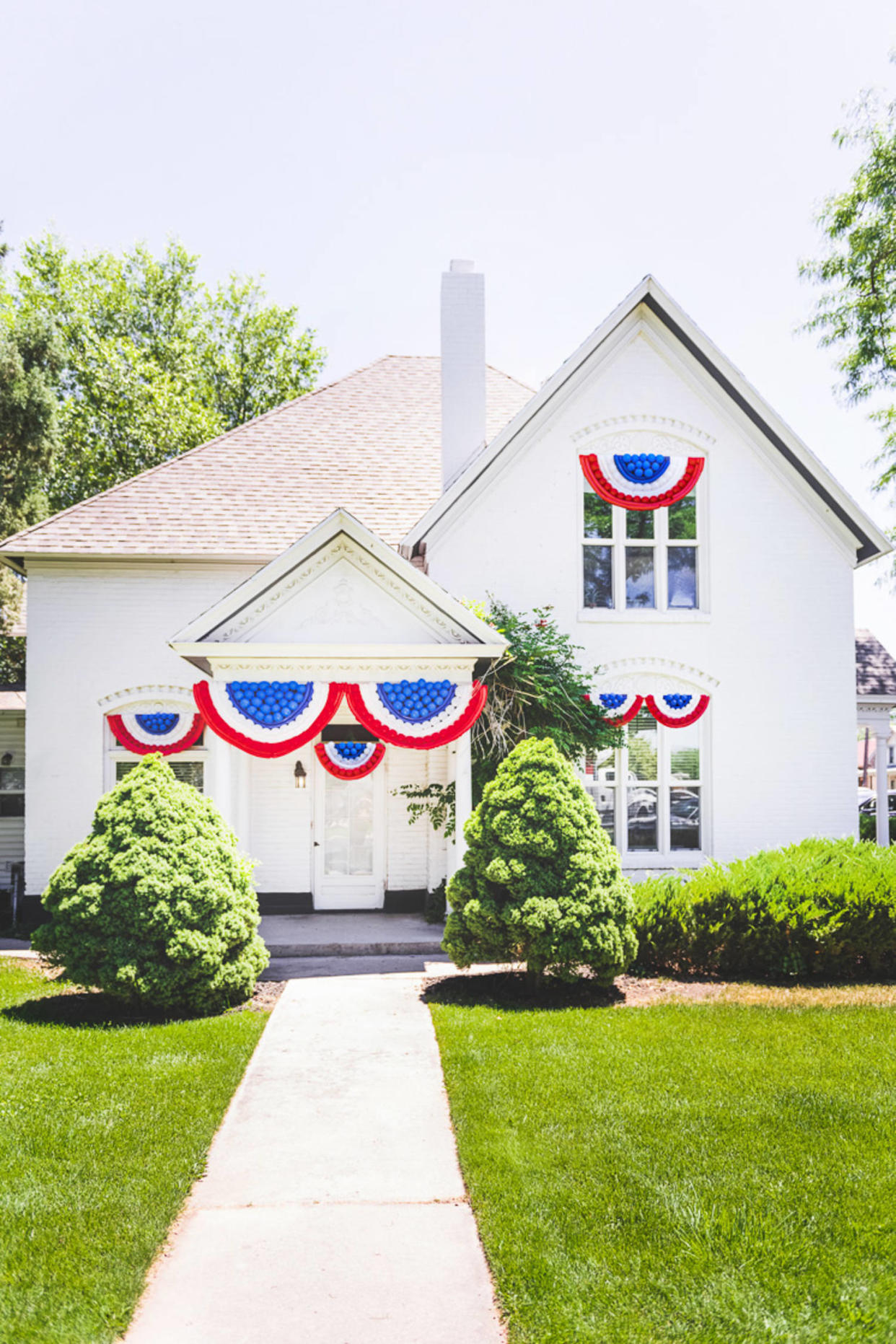 red, white and blue bunting on house (Jane Merritt of The House That Lars Built)