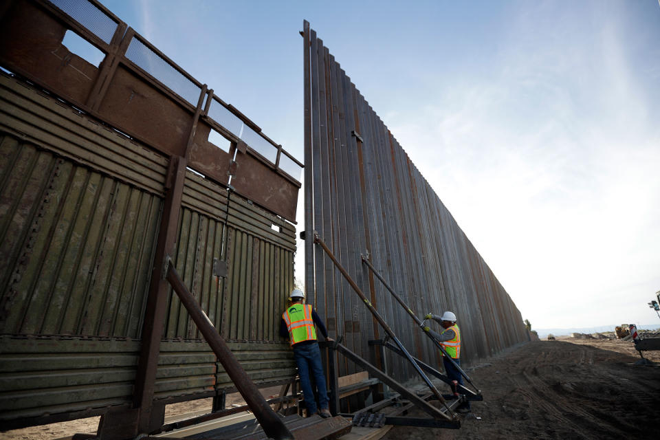 <p>Un trabajador mira a través de la primera sección de una nueva estructura construida a lo largo de la frontera que separa Mexicali, México, y Calexico, California, el 5 de marzo de 2018 (Foto: Gregory Bull/<em>AP</em>). </p>