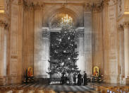 <p>El árbol de Navidad de la Catedral de San Pablo de Londres, traído de las fincas reales de Windsor el 19 de diciembre de 1950 (<em>Getty</em>). </p>