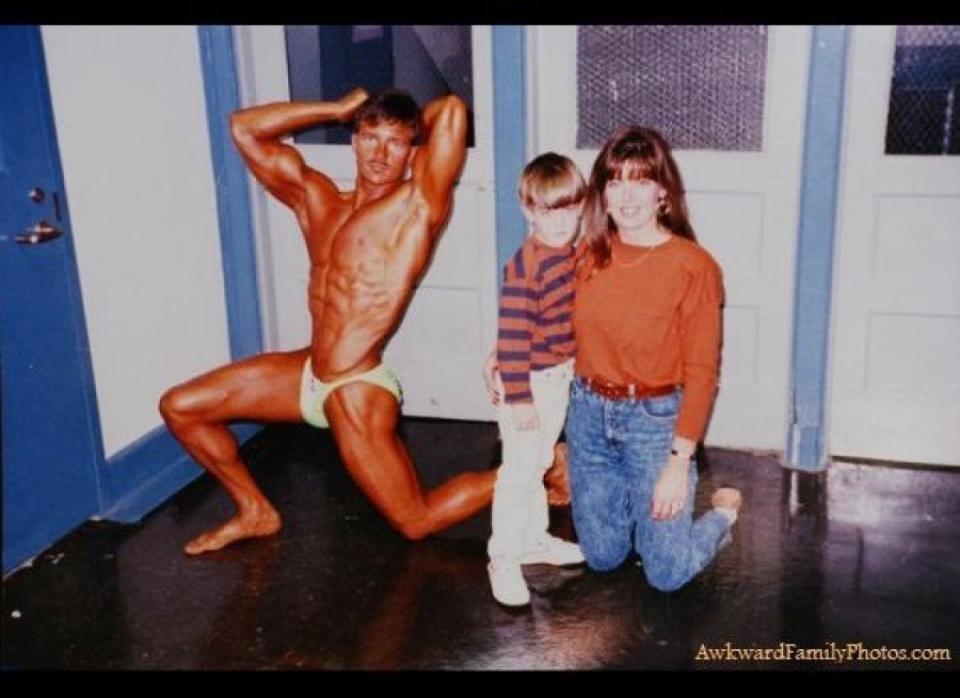 <a href="http://www.huffingtonpost.com/mike-bender/awkward-family-photos-fat_b_1582256.html#slide=1074505" target="_hplink">via AwkwardFamilyPhotos.com </a>