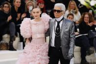<p>La ressemblance de Lily-Rose Depp avec sa mère Vanessa Paradis ne pouvait que plaire à Karl Lagerfeld, qui a fait d’elle l’une de ses dernières muses. En 2015, on a ainsi pu la voir lors du défilé Paris-Salzburg Chanel à New-York avant qu’elle ne devienne l’égérie des lunettes Chanel en 2015, celle du parfum N°5 L’eau en 2016 et celle du maquillage Chanel en 2018. Rien que ça ! </p>