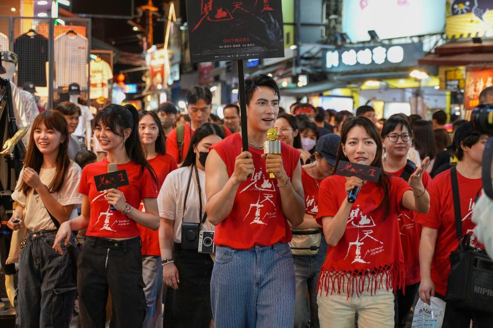 演員們接著前往逢甲夜市掃街宣傳。（圖／華映娛樂提供）