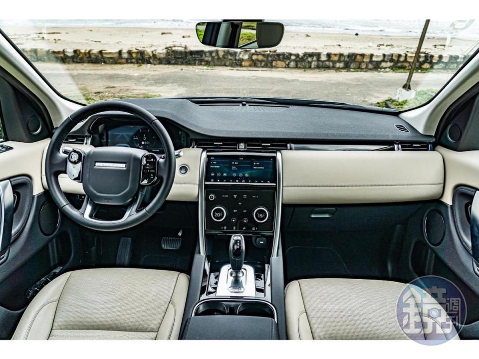 全車系標準配備12.3吋全數位化HD虛擬儀錶板、10吋Touch Pro觸控顯示幕，搭配電容式多功能方向盤輔助與雙旋鈕設計。