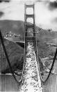 <p>Unas 200.000 personas acudieron a la inauguración el 27 de mayo de 1937. Un día más tarde, se abrió al tráfico de vehículos. (Foto: AP). </p>