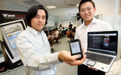 Darius Chueng (left) was named one of Asia’s Top 25 Young Entrepreneurs by Business Week Asia in 2009 for his role in tenCube. (National Youth Council photo)