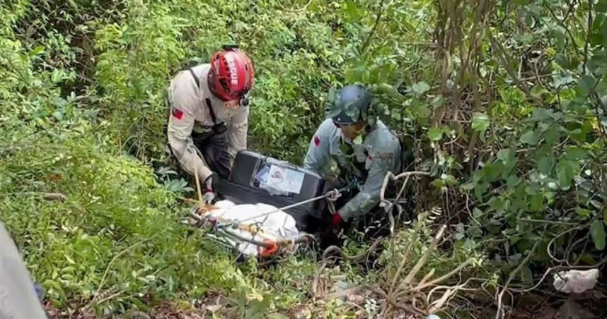 警方在桃園龜山山區中尋獲嫌犯用於運送屍體的行李箱。（圖／警方提供）